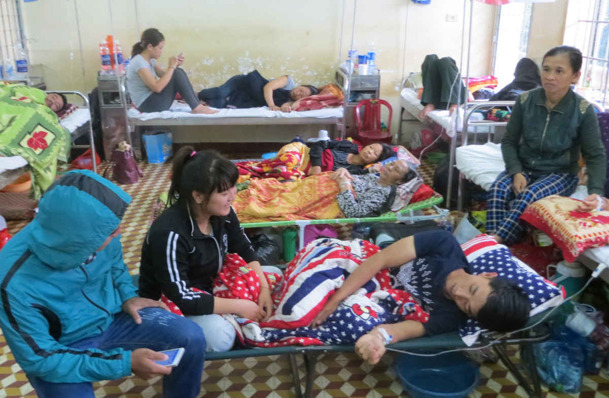 Các bệnh nhân bị sốt xuất huyết đang điều trị tại Bệnh viện Đa khoa tỉnh Đắk Lắk