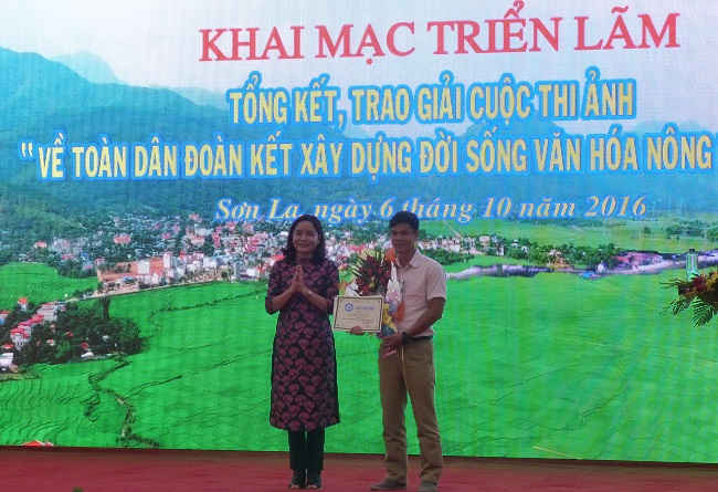 Ảnh 4: BTC trao giải nhất ảnh đơn cho tác phẩm “Cơ khí hóa nông nghiệp vùng cao” của tác giả Phạm Quốc Dũng, Hà Nội.