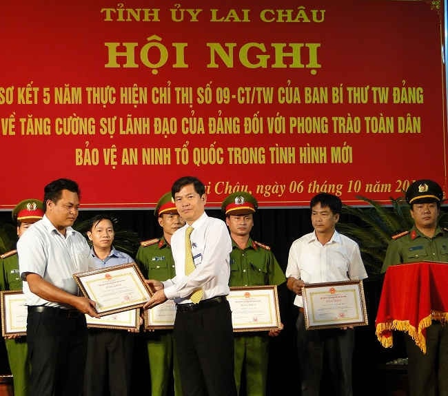 Ông Đỗ Ngọc An, Phó Bí thư tỉnh ủy, Chủ tịch UBND tỉnh trao Bằng khen cho tập thể có thành tích xuất sắc trong phong trào toàn dân bảo vệ an ninh Tổ quốc.  