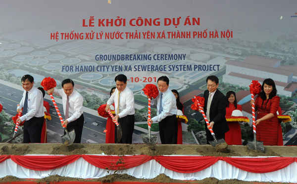 Bộ trưởng Bộ TN&MT Trần Hồng Hà, Chủ tịch UBND TP Hà Nội Nguyễn Đức Chung cùng lãnh đạo một số bộ, ngành và TP Hà Nội đã chính thức phát lệnh khởi công xây dựng nhà máy xử lý nước thải Yên Xá