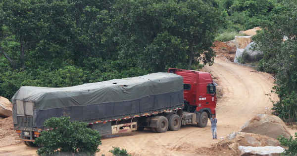Xe tải lớn được chất đầy đá nguyên khối, chờ vận chuyển ra ngoài tiêu thụ