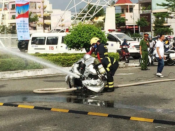 Lính cứu hỏa phải đặt ống từ xa, mang đồ bảo hộ chống nhiễm bẩn phóng xạ