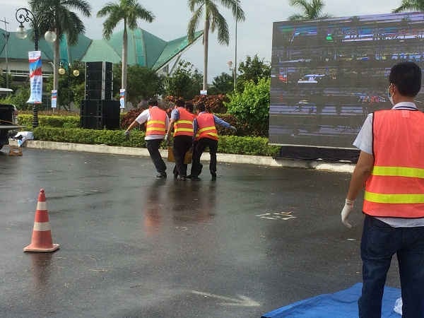 Các nhân viên kỹ thuật tiến hành thu gom nguồn phóng xạ sau khi được phát hiện chuyển về nơi an toàn