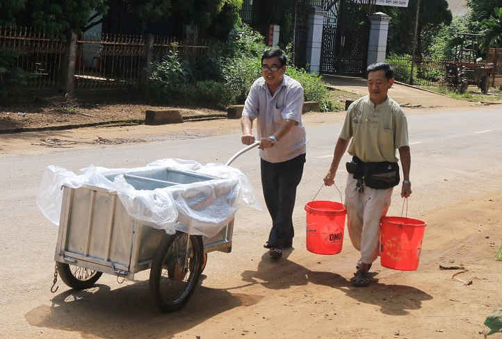  Người dân ở chợ Quỳnh Ngọc vẫn đang từng ngày đi “cõng” nước sạch về dùng