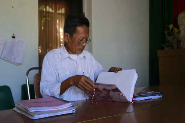 Ông Trần Văn Hược - Chủ nhiệm HTX Hưng Đông 1 đang lật dở sổ sách nói về thiệt hại của bà con xã viên 