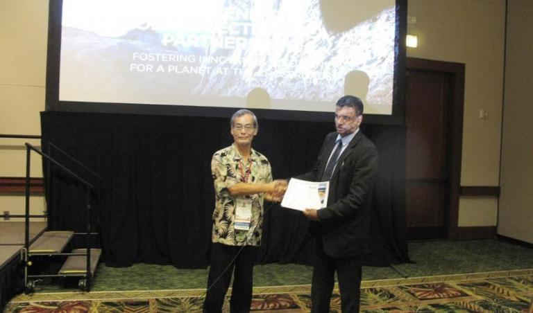Ông Masahiko Horie (trái), Đại sứ các vấn đề môi trường toàn cầu, Bộ Ngoại giao Nhật Bản với giấy chứng nhận thành viên APAP tại Đại hội Bảo tồn Thế giới năm 2016, Hawaii. Ảnh: IUCN