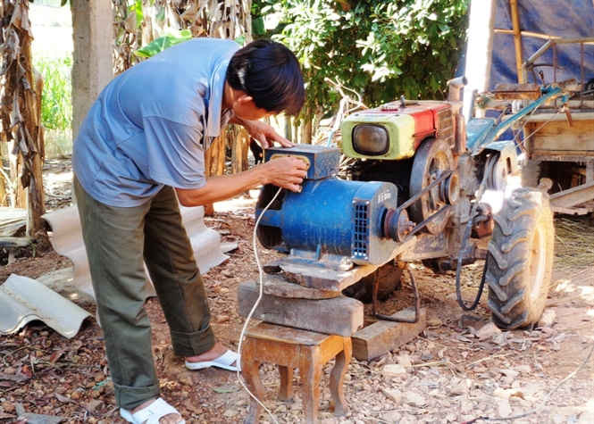 Một hộ dân ở xóm Tân Sơn phải mua máy phát điện để sử dụng do nguồn điện quá yếu.