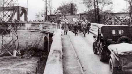 Quân Pháp đi ra, quân ta tiến vào tiếp quản Thủ đô, hình ảnh chụp trên cầu Long Biên.