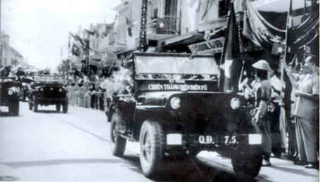 Đoàn quân Điện Biên Phủ tiến về Hà Nội.