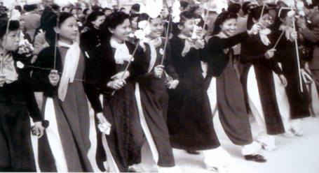 Đoàn thể phụ nữ Hà Nội diễu hành trong ngày 10/10/1954.