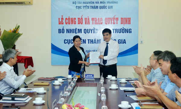 Thứ trưởng Nguyễn Thị Phương Hoa trao quyết định bổ nhiệm ông Nguyễn Quốc Khánh Quyền Cục trưởng Cục viễn thám quốc gia