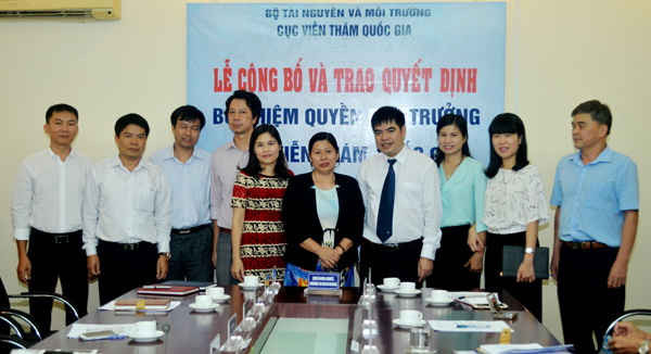 Thứ trưởng Nguyễn Thị Phương Hoa chụp ảnh lưu niệm cùng ban lãnh đạo Cục viễn thám quốc gia