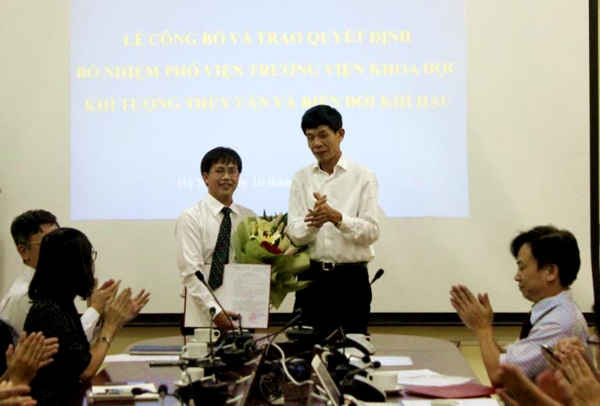 Thứ trưởng Chu Phạm Ngọc Hiển trao quyết định bổ nhiệm Phó Viện trưởng Viện KHKTTV&BĐKH cho ông Mai Văn Khiêm