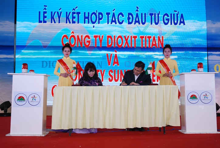 Lãnh đạo Công ty Dioxit Titan tỉnh Bình Thuận và Công ty Sunfower Overseas Private Limited (Ấn Độ) ký biên bản hợp tác đầu tư 
