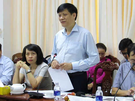 Thứ trưởng Bộ Y tế Nguyễn Thanh Long phát biểu tại buổi làm việc với UBND TP Cần Thơ ngày 11-10. Ảnh: N.NAM