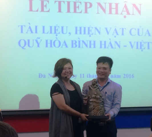 Bảo tàng Đà Nẵng tiếp nhận các tài liệu và hiện vật từ Qũy Hòa bình Hàn – Việt