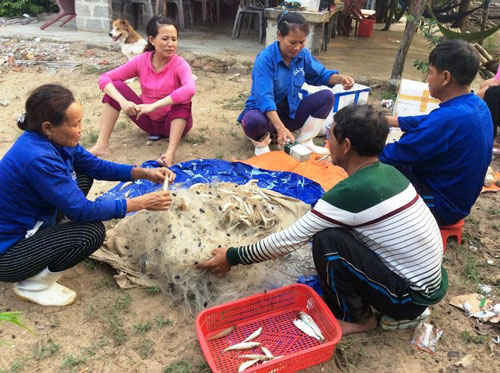 Ngư dân bị ảnh hưởng nặng nề bởi vụ cá chết hàng loạt ở biển miền Trung do Formosa gây ra - Ảnh: Hoàng Phúc