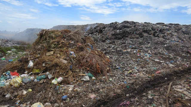 Bãi rác ở phường Cẩm Hà, TP. Hội An ngày càng chất cao như núi