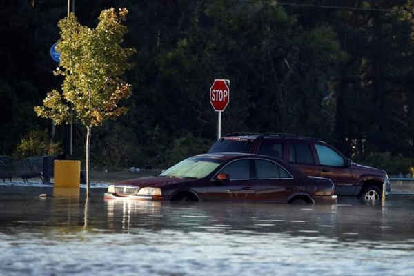 Những chiếc xe hơi bị ngập nước sau khi cơn bão Matthew đi qua Lumberton, Bắc Carolina, Mỹ vào ngày 11/10/2016. Ảnh: REUTERS / Carlo Allegri