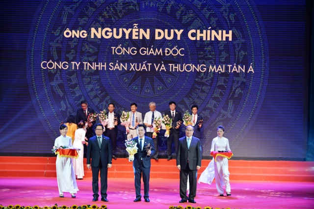 Tổng Giám đốc Nguyễn Duy Chính nhận giải Doanh nhân Việt Nam tiêu biểu toàn quốc năm 2016