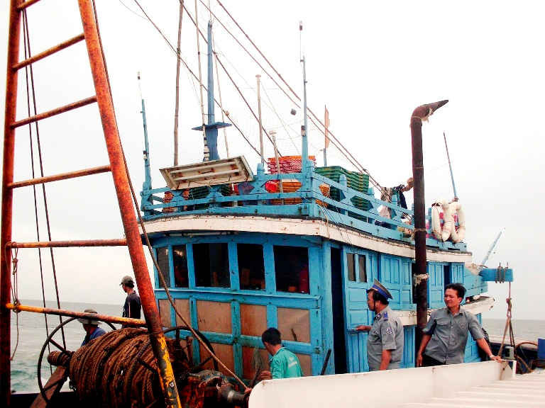 Tàu giã cào của ngư dân Quảng Ngãi bị lực lượng kiểm ngư bắt giữ