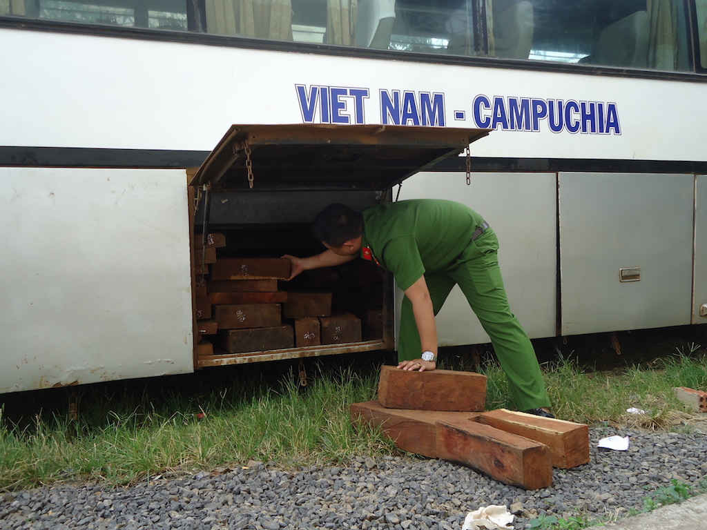 Cơ quan chức năng phát hiện 105 hộp gỗ hương được cất giấu dưới gầm xe khách