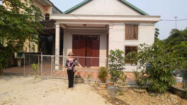 Bà Trần Thị Miên chỉ vị trí giải tỏa và cho rằng việc điều chỉnh giảm diện tích thu hồi đất và giảm chi phí đền bù là không hợp lý, làm ảnh hưởng đến quyền lợi chính đáng của người dân