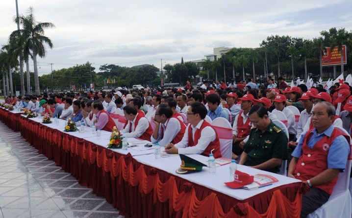 Các đại biểu tham dự buổi Lễ mít tinh hưởng ứng Ngày quốc tế phòng chống và giảm nhẹ thiên tai