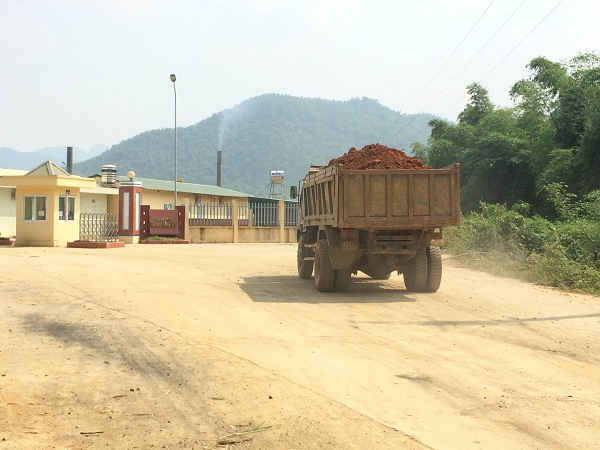 Rất nhiều xe mang tên Dũng Cọc chở đất quá khổ, quá tải, không hề che bạt về nhà máy gạch Lam Sơn – Bá Thước