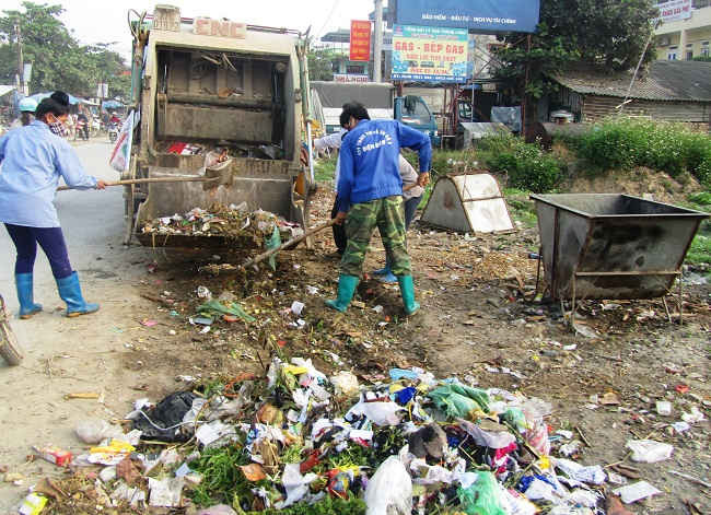 Nhân viên DNTN Hoàng Hải, thu gom rác tại khu vực chợ bản Phủ, xã Noong Hẹt, huyện Điện Biên.