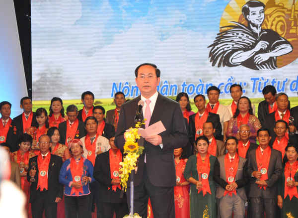 Tối 14/10, tại Nhà hát lớn Hà Nội đã diễn ra chương trình “Tự hào Nông dân Việt Nam” nhằm tôn vinh và trao danh hiệu “Nông dân Việt Nam xuất sắc 2016