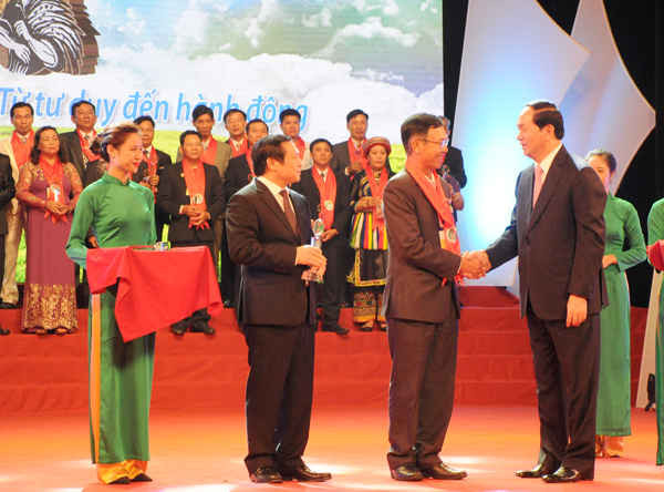 Chủ tịch nước Trần Đại Quang trao giải tôn vinh nông dân tiêu biểu năm 2016