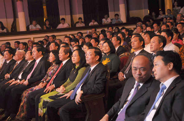Chủ tịch nước Trần Đại Quang và lãnh đạo các ban, bộ, ngành tham dự lễ tôn vinh nông dân VN tiêu biểu năm 2016 diễn ra tối 14/10 tại Hà Nội