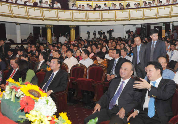 Bộ trưởng Trần Hồng Hà (ngoài cùng bên phải) tham dự buổi lễ