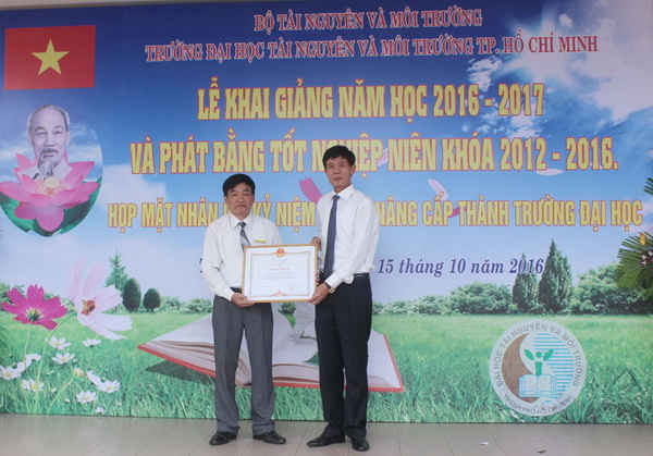 Thứ trưởng Bộ TN&MT Chu Phạm Ngọc Hiển (bên phải) trao Bằng khen của Thủ tướng Chính phủ cho 01 tập thể Trường Đại học TN&MT TP.HCM