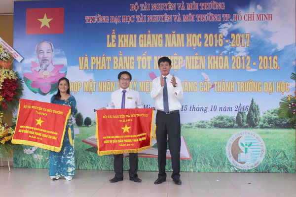 : Thứ trưởng Bộ TN&MT Chu Phạm Ngọc Hiển trao Cờ thi đua của Bộ TN&MT cho 2 tập thể Trường Đại học TN&MT TP.HCM