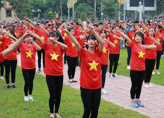 Màn biểu diễn dân vũ của trường THPT Lý Thường Kiệt - TP Yên Bái