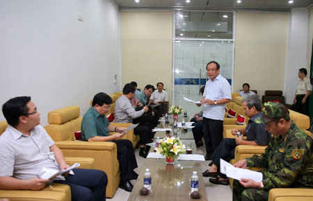 Lãnh đạo tỉnh Thừa Thiên Huế báo cáo nhanh với Phó Thủ tướng Trịnh Đình Dũng tình hình mưa lũ