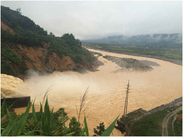 Do mưa lớn cùng với việc thủy điện Hố Hố không ngừng xả tràn đã khiến toàn huyện Hương Khê  bị ngập nặng, nhiều địa phương đã tiệm cận đỉnh lũ lịch sử năm 2010.