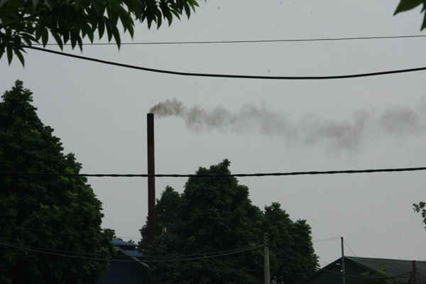 Mặc dù một số cơ sở sản xuất lắp ống khói nhưng mùi khét nồng nặc vẫn bao trùm khu dân cư