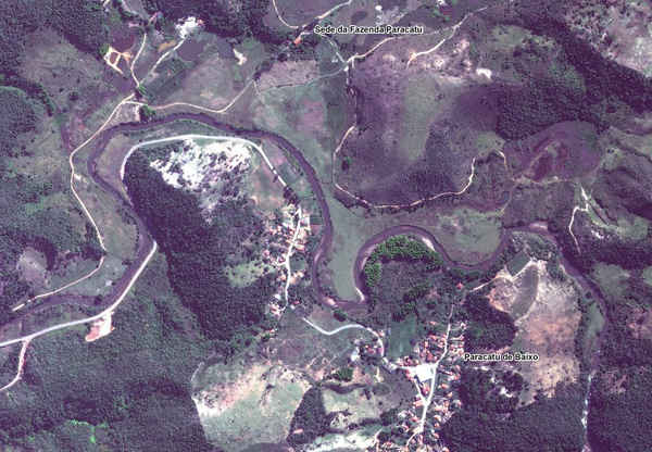 Ngôi làng Paracatu de Baixo nằm dọc con sông Gualaxo do Norte ở bang bang Minas Gerais, đông nam Brazil. Hình ảnh vệ tinh này cho thấy ngôi làng trước khi đập vỡ vào ngày 5/11/2015. Hai công ty sở hữu mỏ Samarco là Vale SA và BHP Billiton. Ảnh: DigitalGlobe