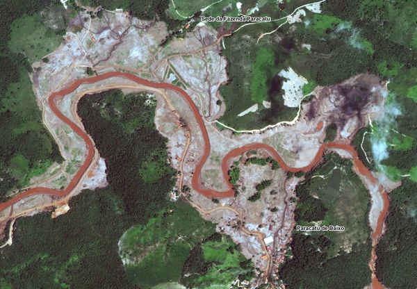 Một hình ảnh vệ tinh của ngôi làng Paracatu de Baixo sau khi đập bị vỡ, tạo ra làn sóng thủy triều khoảng 40 triệu m3 bùn dọc theo sông Gualaxo do Norte. Ảnh: DigitalGlobe