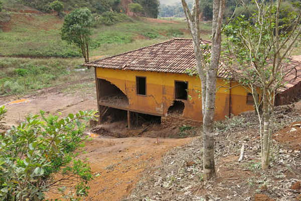 Trang trại đổ nát của ông Geraldo Nascimento, 85 tuổi và vợ của ông, bà Francisca da Silva, 74 tuổi ở thung lũng xanh của Paracatu de Baixo. Ảnh: Dom Phillips