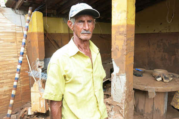 Geraldo Nascimento, người nông dân và vợ ông đã phải chạy đến vùng đất cao hơn khi họ biết tin vỡ đập. Bùn đã phá vỡ các bức tường ở trang trại của họ và làm ngập nông trường mía của họ. Cặp vợ chồng này đang phải thuê một ngôi nhà gần nhà cũ của họ với chi phí do Samarco chi trả. Samarco cam kết sẽ xây cho họ một ngôi nhà mới. Ảnh: Dom Phillips