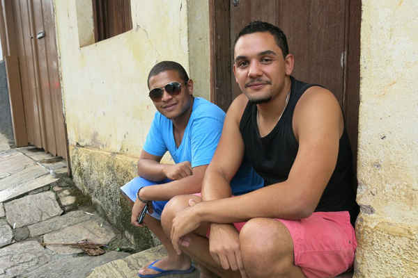 Alexsander Soares (bên trái), 23 tuổi và Jeffrey Fernandes, 22 tuổi là những cư dân thất nghiệp ở Mariana, thị trấn nơi đập Samarco tồn tại. Những người đàn ông này cho rằng ngành du lịch đã thất bại trong việc tạo công ăn việc làm từ khi Samarco ngừng hoạt động. Ảnh: Dom Phillips