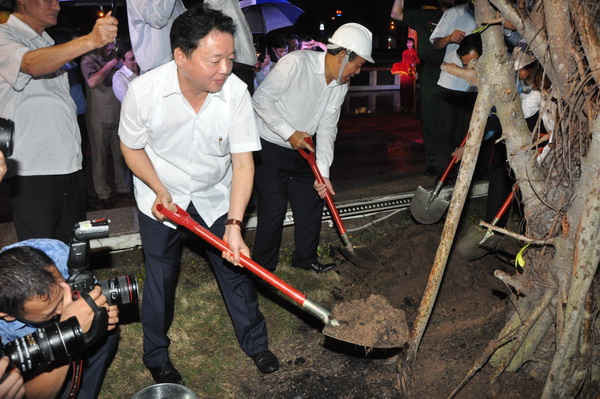 Phó Thủ tướng Thường trực Chính phủ Trương Hòa Bình và Bộ trưởng Bộ Tài nguyên và Môi trường Trần Hồng Hà trồng cây lưu niệm tại Công viên tượng đài Long An chiều tối ngày 16/10 - Ảnh: Việt Hùng. 
