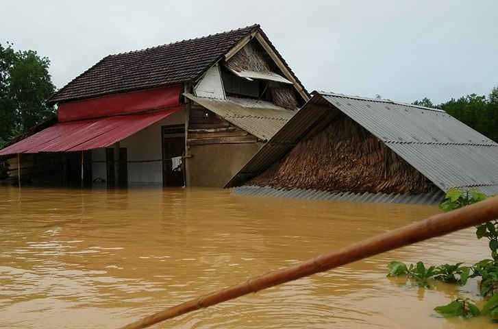 Hàng ngàn ngôi nhà ở Hà Tĩnh vẫn đang chìm ngập trong nước lũ do ản hưởng của thời tiết từ ngày 12/10-15/10