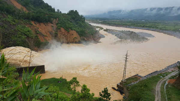 Thuỷ điện Hố Hô xả lũ gây ngập lụt ở 9 xã tại huyện Hương Khê. Ảnh: Vietnamnet