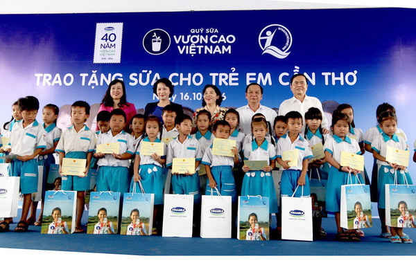 Bà Nguyễn Thị Kim Ngân – Chủ tịch Quốc hội và các đại biểu trao tặng sữa cho các em học sinh Trường Tiểu học Giai Xuân 1 trong chương trình Quỹ sữa Vươn cao Việt Nam tại Cần Thơ