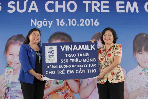 Bà Mai Kiều Liên – Tổng Giám Đốc Vinamilk trao tặng bảng tượng trưng 550 triệu tương đương 87.000 ly sữa của Quỹ sữa Vươn cao Việt Nam cho học sinh nghèo Cần Thơ 